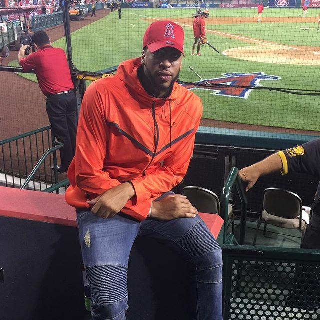 爱游戏官网-SKT带队取胜！，浓眉哥重要时刻败北赛场气氛高涨-爱游戏官网