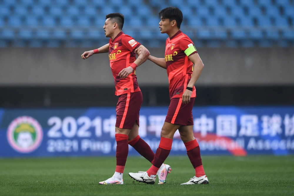 爱游戏娱乐-转折点广州队更衣室发声；中超关键时刻攻防权衡；质疑声仍在；更衣室氛围转暖-爱游戏娱乐